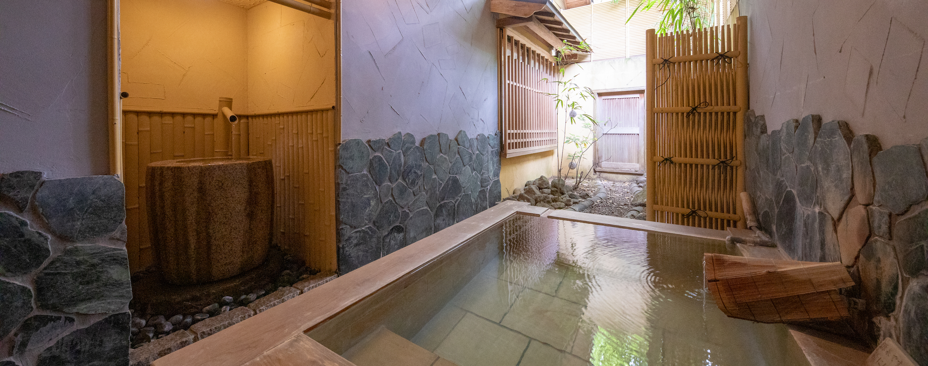 Independent houses with a private outdoor hot spring [In two neighboring spaces] accommodating up to 6 guests