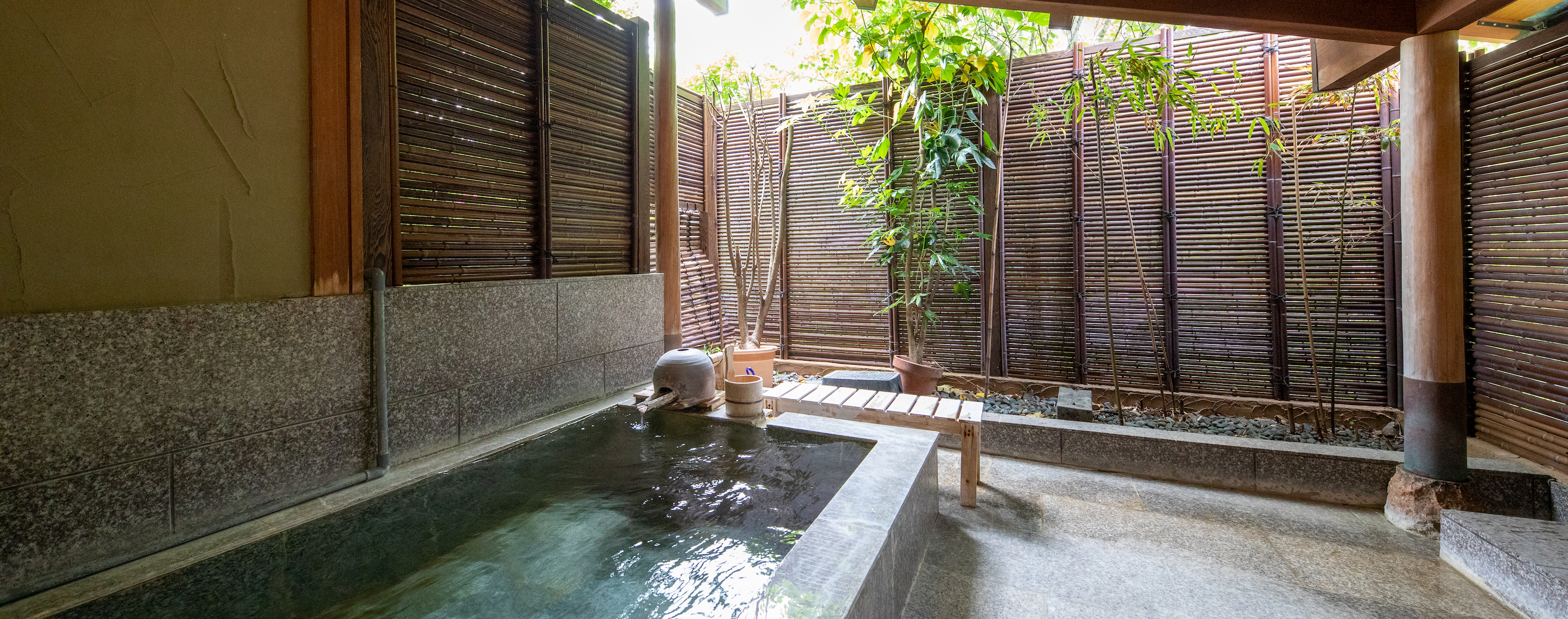 Independent houses with a private outdoor hot spring [In two neighboring spaces] accommodating up to 6 guests