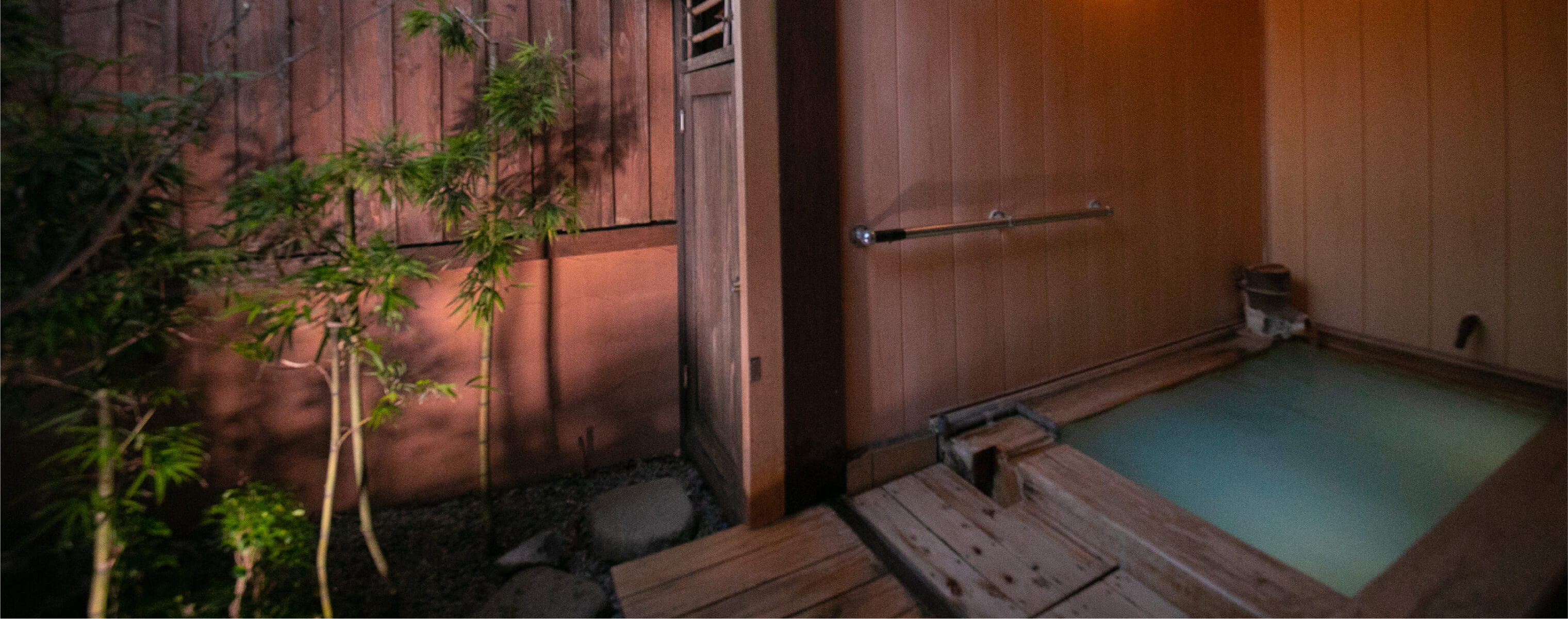 Independent houses with a private outdoor hot spring [10 Japanese tatami mat size] accommodating up to 4 guests